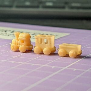 Игрушечный поезд для ватной куклы — комплект из паровоза и двух вагонов